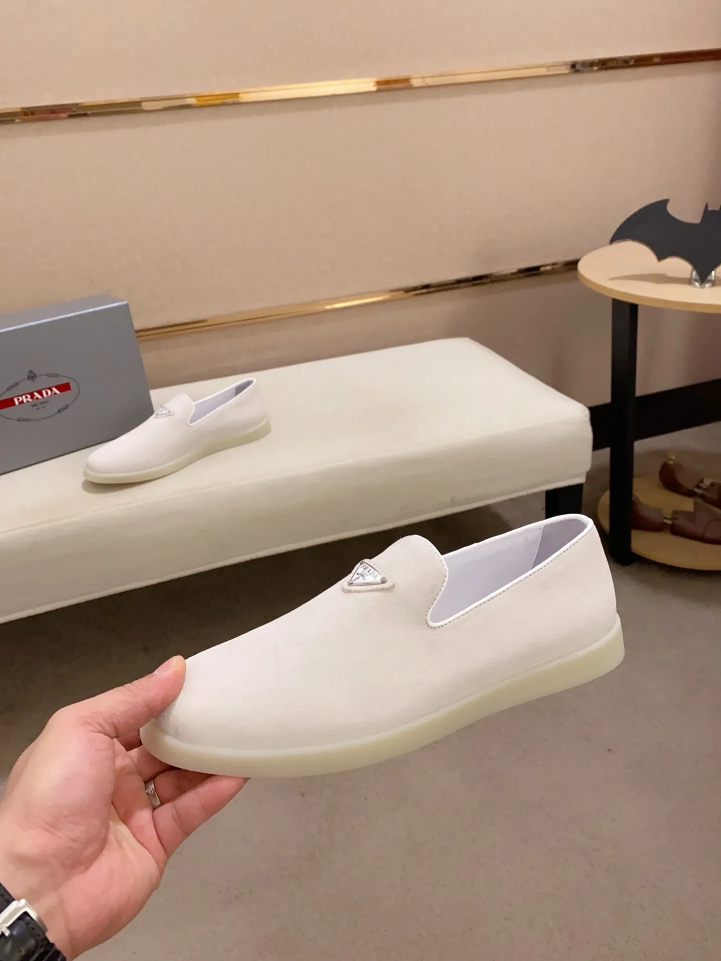 Men's shoes 💰 580💰 ✔️✔️✔️High-quality new PRADA counters are launched at the same time. The new men's shoes and 😘fabrics are selected from high-silk bald cowhide and are made by pure handicrafts. Lining: Full cowhide lining. 👍🏿 High-end ☄️ air-cushion molded anti-slip rubber outsole, exquisite lines, simple and elegant, comfortable and high-end for leisure travel. Code number: 38 to 44 (45 can be customized)
